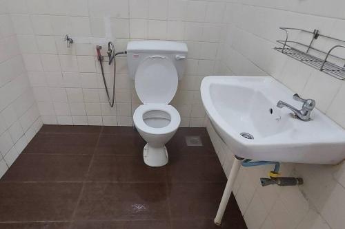 阿罗士打SDA Homestay Pool @StadiumDarulAman Untuk Muslim Sahaja的浴室配有白色卫生间和盥洗盆。