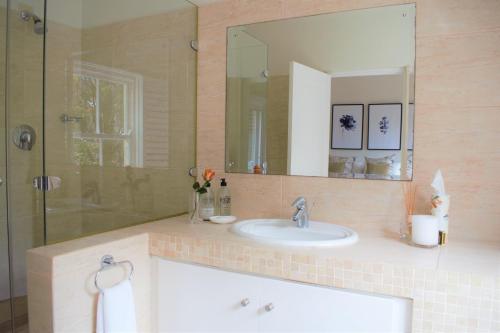 弗朗斯胡克Le Habitat 6的浴室配有盥洗盆和带镜子的淋浴