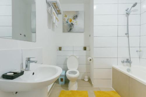 东勒贡Adrich Properties East Legon的白色的浴室设有水槽和卫生间。