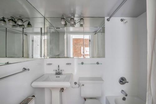 纽约East Village 2br w wd nr groceries NYC-1221的白色的浴室设有水槽和镜子