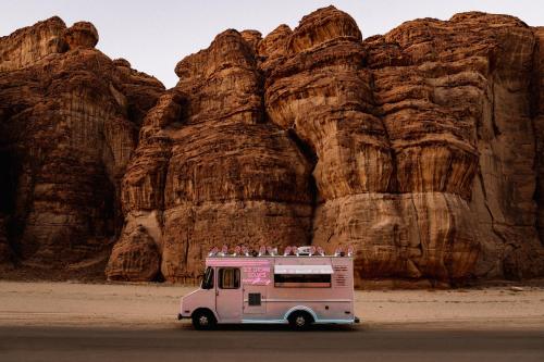 欧拉Caravan by Habitas AlUla的停在山前的冰淇淋车