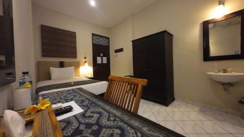 大松巴哇塞马沃过渡酒店的酒店客房设有床和水槽
