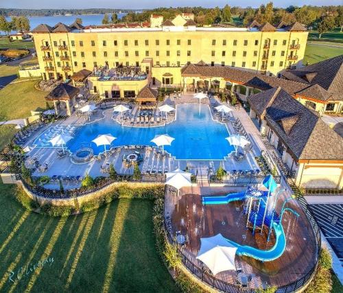 Monkey IslandShangri-La Resort的享有度假村的空中景致,设有大型游泳池