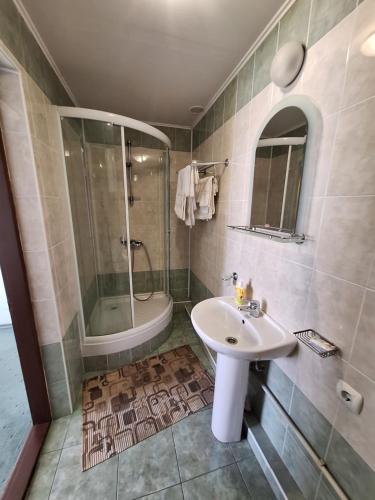 敖德萨Барселона的一间带水槽和淋浴的浴室