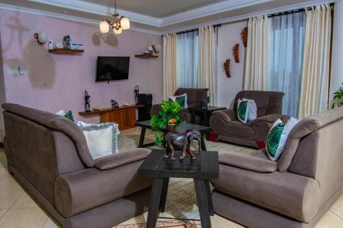 蒙巴萨ZaNaKri Homes ;A Great Panorama of Indian Ocean的客厅配有两张沙发和一张桌子
