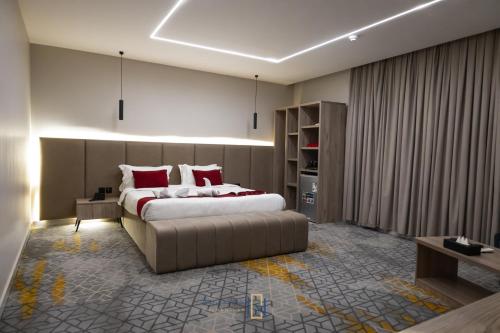吉达Golden New Al Safa的一间卧室配有一张带红色枕头的大床