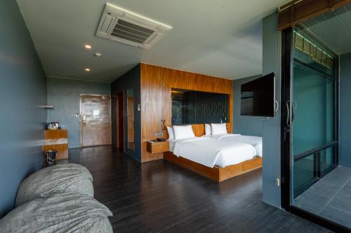 Nong Sarai帕斯考艾酒店的一间卧室配有一张床和一台电视