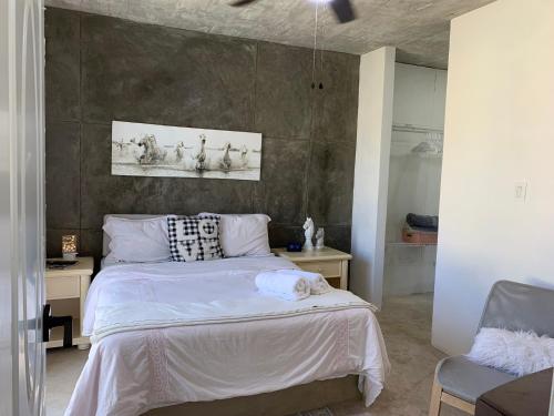 蓬塔卡纳VILLA GRANDEZZA的卧室配有白色的墙壁床