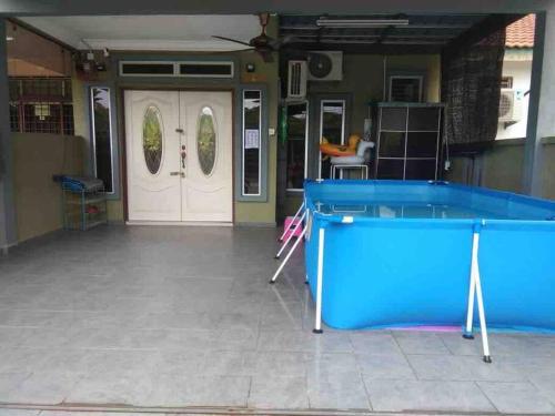 波德申3Bedroom Full AirCond House with Pool@PortDickson的一张位于房间中间的台球桌