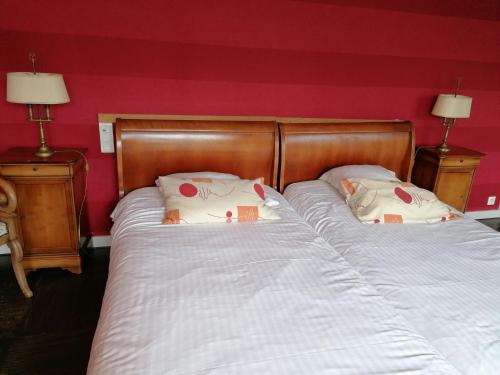 TéteghemLes Résidences du Moulin的卧室内两张并排的床