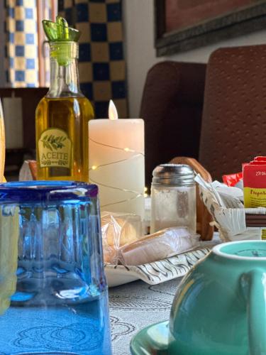 阿罗约弗里奥德拉谢拉圣玛丽亚修道院乡村酒店的一张带蓝色玻璃瓶和蜡烛的桌子