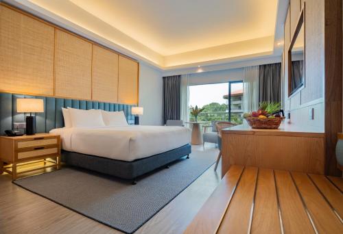 关丹关丹瑞园海岸度假村的一间卧室设有一张床和一个大窗户