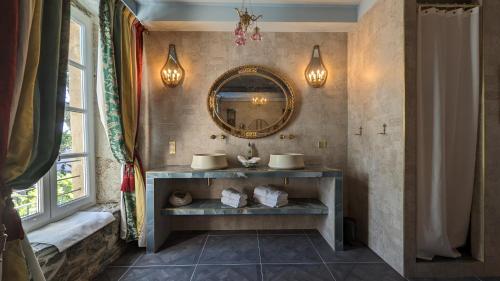 FaugèresLA GALANTE的浴室设有水槽和墙上的镜子