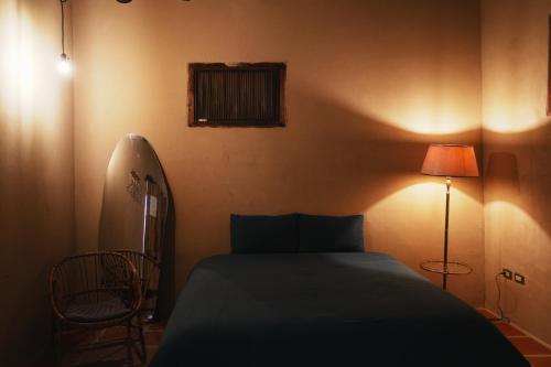 金湖镇序室 Narrative的一间卧室配有床、灯和窗户