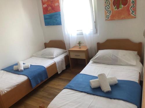 萨利Holiday home Dumboka的小客房内的两张床和毛巾