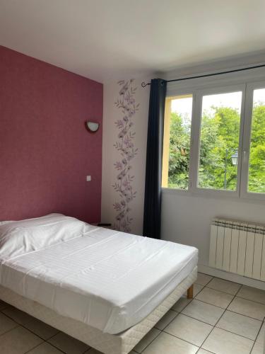 ManthesCafé du lac的卧室配有白色的床和窗户。