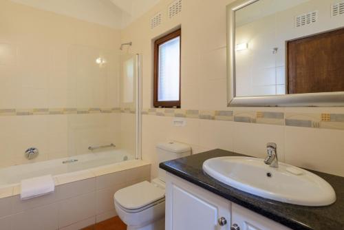 绍斯布鲁姆San Lameer Villa 2017 - 3 Bedroom Standard - 6 pax - San Lameer Rental Agency的一间带水槽、卫生间和镜子的浴室