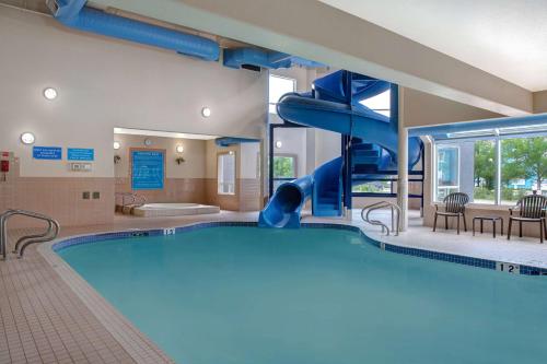 梅迪辛哈特戴斯梅迪辛哈特酒店的一个带滑梯的游泳池