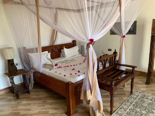 马特姆维Zi Villa Garden Room 1的一间卧室配有一张带天蓬的床