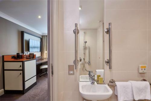 伦敦伦敦伊林希尔顿逸林酒店的一间带水槽和淋浴的浴室