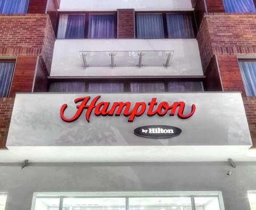 斯维诺乌伊希切希尔顿汉普顿斯奇诺维斯切酒店的建筑上的汉普顿旅馆标志