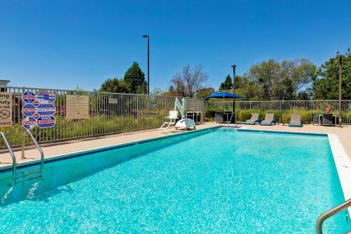 罗内特公园索诺马县罗内特公园恒庭套房酒店的一个带椅子和围栏的游泳池
