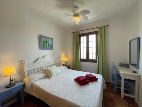 福尔内利斯BERGANTIN 109 by SOM Menorca的卧室配有白色的床和窗户。