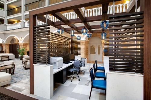奥兰多奥兰多国际大道会展中心希尔顿合博套房酒店的办公室配有书桌、电脑和椅子