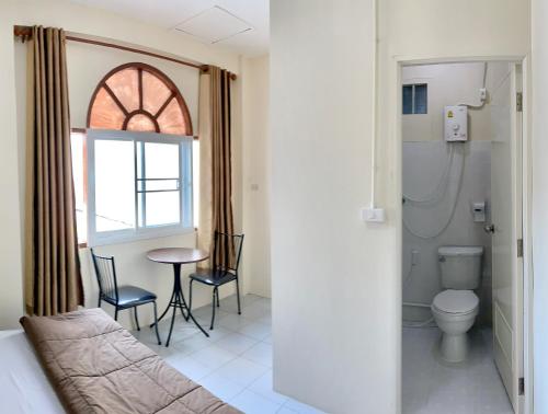 班敦孟PD Hostel的一间卧室设有卫生间和桌椅