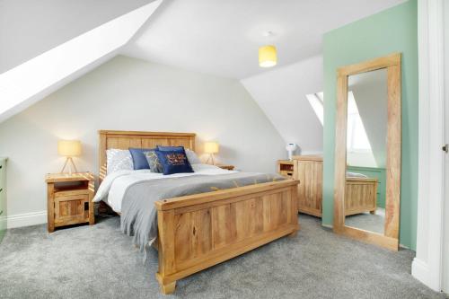 蒂斯河畔斯托克顿Exquisite & Relaxing Haven in Elton Lane, Sleeps 4的一间卧室配有一张大床和镜子