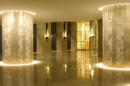 东京东京希尔顿酒店的大厅,建筑里设有柱子和灯
