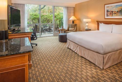 西塔科希尔顿西雅图机场酒店和会议中心的酒店客房,配有床和电视