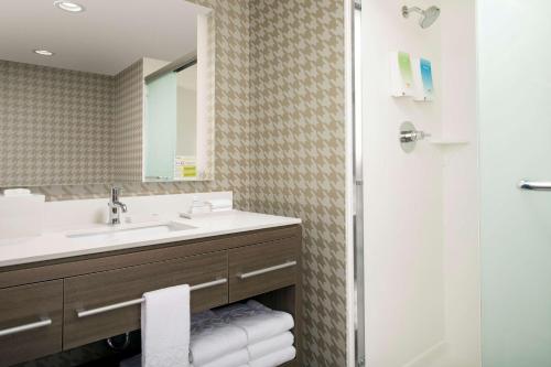 拉斯克鲁塞斯Home2 Suites By Hilton Las Cruces的一间带水槽和淋浴的浴室