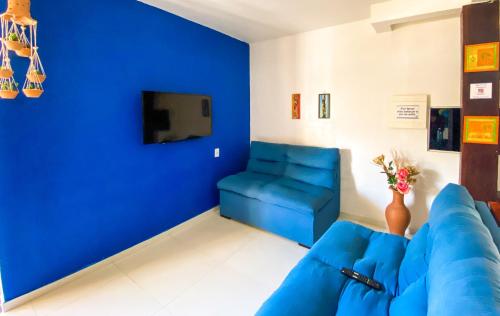 塞古罗港Hotel Malibu的蓝色的客厅配有蓝色的沙发和电视