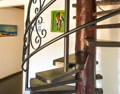 塞古罗港Hotel Malibu的博物馆里一串楼梯,墙上有绘画