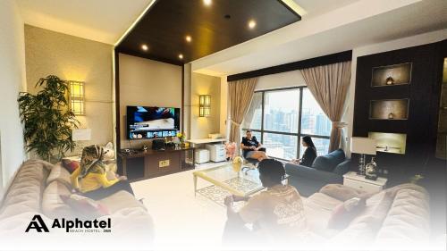 迪拜Alphatel Beach Hostel JBR的一群人坐在客厅里