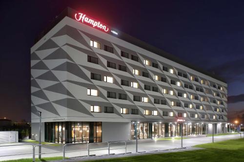 BaliceHampton by Hilton Krakow Airport的酒店大楼的一侧有标志