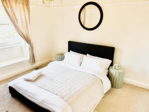 肯图巴鲁尔林小屋旅馆的卧室配有一张大床,墙上装有镜子