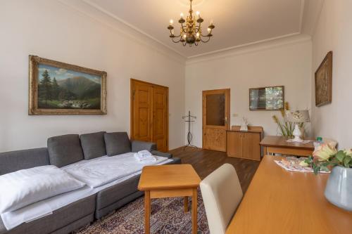 什特兰贝尔克Hotel Šipka的客厅配有沙发和桌子