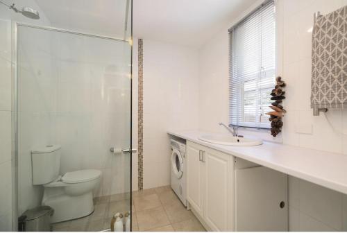 肯图巴鲁尔林小屋旅馆的浴室配有卫生间、盥洗盆和淋浴。