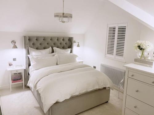 卡迪夫Large 2 Bed Maisonette, walking distance to Centre的白色卧室配有一张带白色枕头的大床