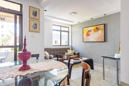 贝洛奥里藏特Quarto de Casal em Apartamento - Belo Horizonte - Buritis的客厅配有沙发和桌子