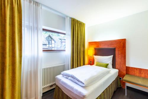 上韦瑟尔DAS WESEL - DEIN HOTEL AM RHEIN的一间卧室设有一张床和一个窗口