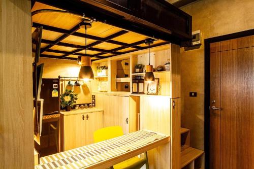 曼谷44 Room Rama 3的一间带桌子和冰箱的小厨房