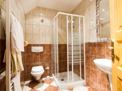 上布罗德舒玛瓦酒店的带淋浴、卫生间和盥洗盆的浴室