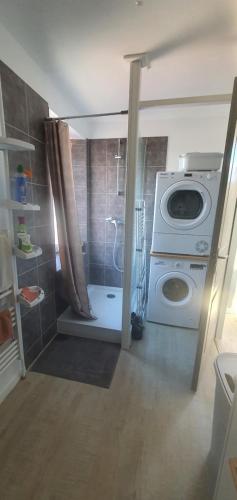 蒙贝利亚尔Cramiland - Chambre d'hôte chez nous的一间带洗衣机和洗衣机的浴室