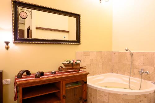 兹奇隆亚科夫המקום שלי במושבה - My Place in the Colony的带浴缸和镜子的浴室