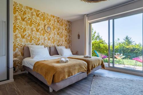 奥贝奈Le Nichoir de la Colline - Parking & Wifi的一间卧室设有一张床和一个大窗户