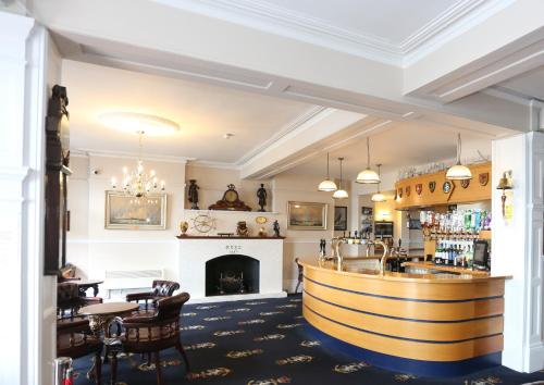 拉姆斯盖特皇家坦普尔游艇俱乐部住宿加早餐旅馆的带壁炉的餐厅内的酒吧