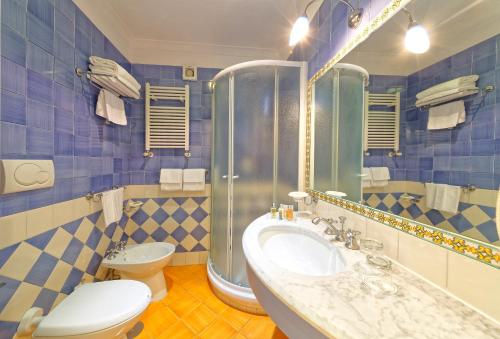 伊斯基亚马尔蓝光温泉酒店的一间带水槽和卫生间的浴室